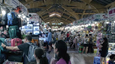 Touristen,-Die-Auf-Dem-Ben-Thanh-Markt-In-Ho-Chi-Minh-Stadt-Einkaufen