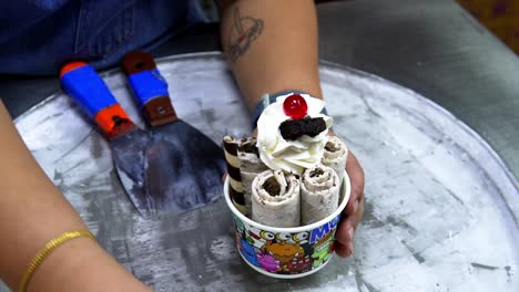 Gerolltes-Eis,-Das-In-Thailand-Verkauft-Wird