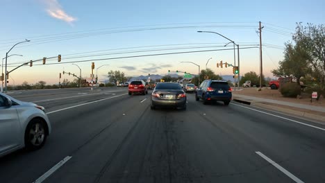 Standpunkt---Fahren-In-Der-Nähe-Des-Sonnenuntergangs-In-Tucson-Auf-Der-Golf-Links-Road