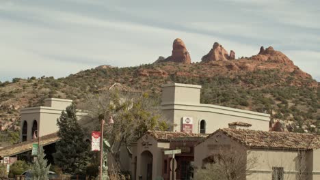 Downtown-Sedona,-Arizona-with-cars-driving-and-video-tilting-up