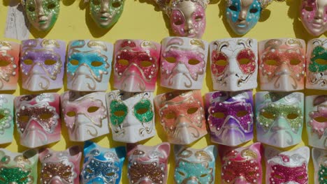 Coloridas-Máscaras-Venecianas-En-Exhibición,-Venecia,-Italia