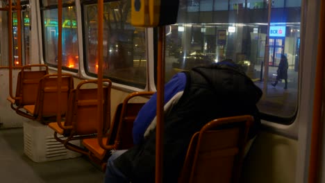 Hombre-Durmiendo-En-Un-Tranvía-Nocturno