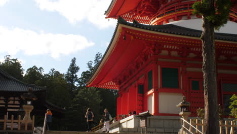 Besucher-Erkunden-Die-Erhöhten-Buddhistischen-Tempel-Im-Kongobu-ji-Danjo-Garan