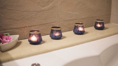 Kerzenlicht-Ambiente-In-Einem-Modernen-Badezimmer
