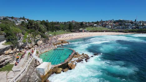 Pool-Of-Bronte-Beach-In-Sydney,-New-South-Wales,-Australia---Aerial-Drone-Shot