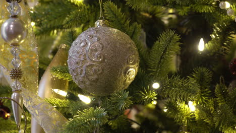 Nahaufnahme-Von-Wunderschönen-Cremefarbenen-Ornamenten,-Die-Einen-Weihnachtsbaum-Schmücken