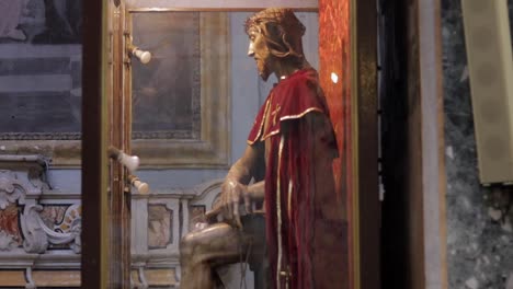 Efigie-Estatua-Esculpida-Que-Representa-Al-Salvador-Dentro-De-La-Iglesia-De-Santi-Filippo-E-Giacomo
