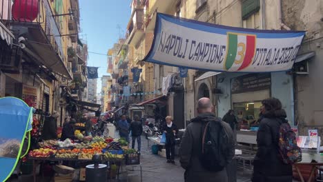 Neapel-Straßenmarkt-Mit-Flaggen-Von-Neapel-Champion-Von-Italien
