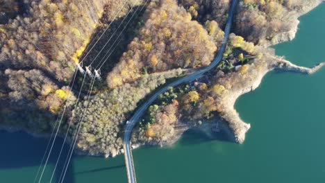 Landschaft:-Eine-Brücke,-Die-Mitten-In-Bergen-Mit-Strommasten-Einen-Fluss-überquert
