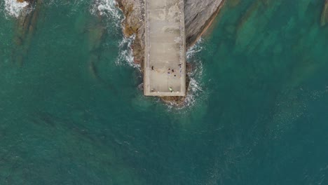Menschen-Auf-Einem-Pier-In-Genua,-Italien,-Umgeben-Vom-Klaren-Blauen-Wasser-Des-Mittelmeers,-Luftaufnahme