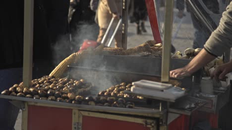 Comida-Callejera-Popular-En-Estambul:-Maíz-Asado-Y-Castañas-En-Carrito