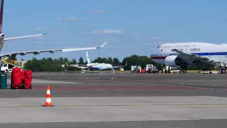 Aviones-Del-Gobierno-Estadounidense-Saliendo-De-La-Pista-Del-Aeropuerto-De-Vilnius-Después-De-Asistir-A-La-Cumbre-De-La-OTAN-En-Lituania