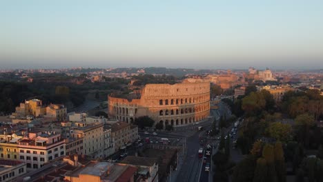 Das-Kolosseum-In-Rom-Wird-Von-Den-Sonnenstrahlen-Einer-Luftdrohne-Beleuchtet,-Die-Bei-Sonnenaufgang-Oder-Sonnenuntergang-Aufgenommen-Wurde