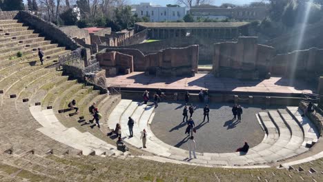 Touristen-Besuchen-Alte-Überreste-Des-Römischen-Theaters-In-Pompeji