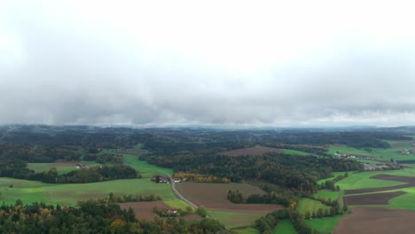 Ländliche-Landschaft-Mit-Grünen-Feldern-Und-Wäldern-An-Einem-Bewölkten-Herbsttag