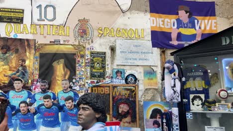 Maradona-statue-and-graffiti-mural-in-Quartieri-Spagnoli,-Napoli