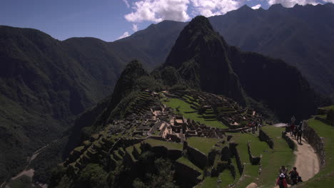 Ein-Atemberaubender-Panoramablick-Auf-Machu-Picchu,-Peru,-Zeigt-Die-Majestätischen-Berge-Putucusi-Und-Huayna