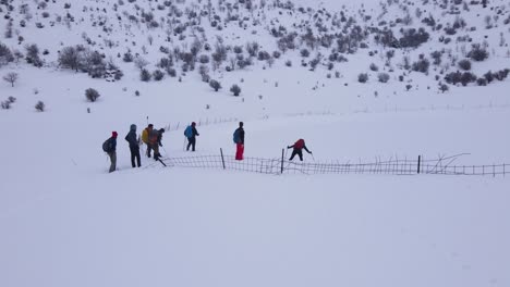 Eine-Gruppe-Schneewanderer-Wandert-über-Einen-Schneebedeckten-See-Abseits-Der-Piste-Auf-Dem-Berg-Hermon