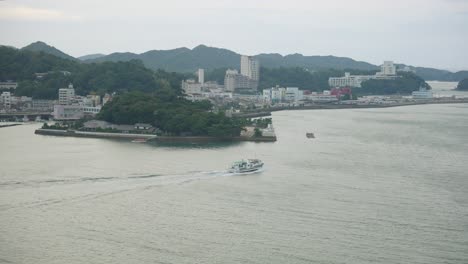 Am-Frühen-Morgen-Eines-Bewölkten-Tages-Fährt-Das-Boot-In-Die-Bucht-Von-Toba-In-Der-Japanischen-Präfektur-Mie