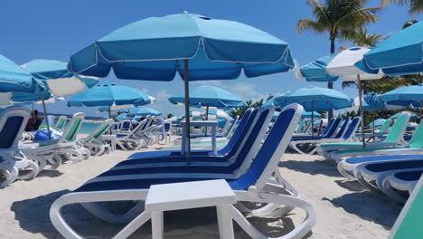 Entspannen-Sie-Sich-Im-Karibischen-Stil:-Leere-Strandkörbe-Und-Sonnenschirme-Zieren-Die-Sandstrände-Vor-Dem-Hintergrund-Des-Azurblauen-Wassers-Und-Himmels-Und-Verkörpern-Tropische-Ruhe