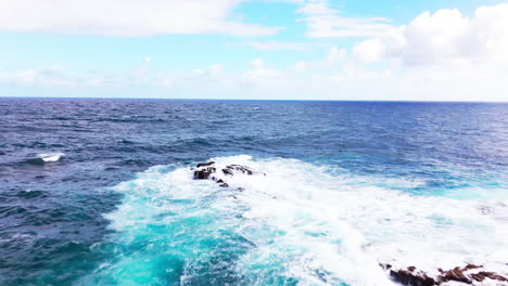 Filmisches-Drohnenvideo-Von-Großen-Und-Mächtigen-Wellen,-Die-An-Einem-Heißen-Sommertag-Auf-Der-Insel-Hawaii-Gegen-Die-Felsen-Krachen,-Während-Man-Auf-Einer-Reise-Die-Ganze-Insel-Erkundet