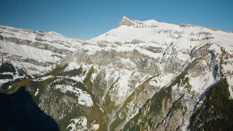 Macizos-Montañosos-Cubiertos-De-Hielo-De-Los-Alpes-En-Colores-Otoñales
