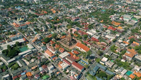 Imágenes-Cinematográficas-De-Drones-Urbanos-De-4k-De-Una-Vista-Aérea-Panorámica-Del-Templo-De-Wat-Chedi-Luang-En-El-Centro-De-La-Ciudad-De-Chiang-Mai,-Tailandia,-En-Un-Día-Soleado