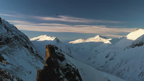Drohnenschuss-Steigt-über-Einem-Felsigen,-Von-Vögeln-Bedeckten-Gipfel-Auf,-Wintersonnenuntergang-In-Island
