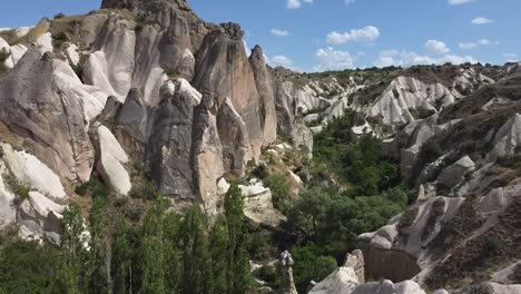 Un-Dron-Acercándose-Sobrevolando-Las-Formaciones-Rocosas-Naturales-Y-Las-Antiguas-Casas-Cueva-De-Capadocia,-En-Anatolia-Central-En-Turquía.