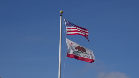 Die-Flagge-Der-Republik-Kalifornien-Und-Die-US-Flagge-Wehen-Im-Wind