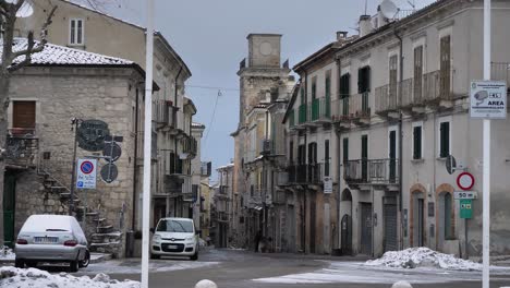 Vista-De-Las-Estrechas-Calles-De-Guardiagrele-En-Invierno,-Abruzzo,-Italia.