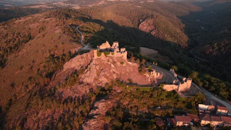 Luftaufnahme-Des-Schlosses-Couzan-Bei-Sonnenaufgang,-Französische-Festung-Im-Departement-Loire,-Loire-Forez,-Rhône-Alpes,-Französische-Landschaft
