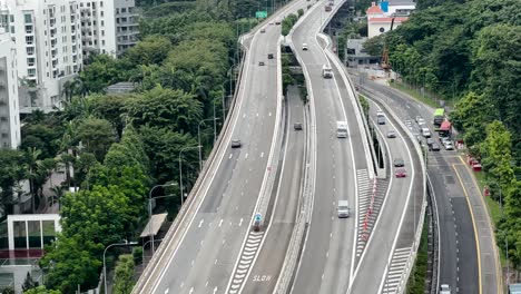 Deslizándose-Sobre-La-Autopista-De-La-Costa-Oeste-En-Singapur---Toma-Aérea-Con-Drones