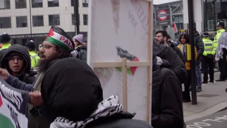 Los-Ingleses-Caminan-Por-Las-Calles-De-Londres-A-Favor-De-Los-Derechos-De-Palestina-Protestando-En-Una-Multitud-Con-Banderas,-Contra-La-Guerra-En-Gaza