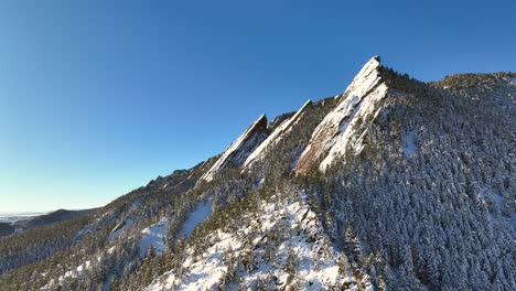 Amanecer-Sobre-El-Paisaje-Montañoso-Flatirons-En-Boulder,-Colorado-En-Un-Soleado-Día-De-Invierno-Cubierto-De-Nieve