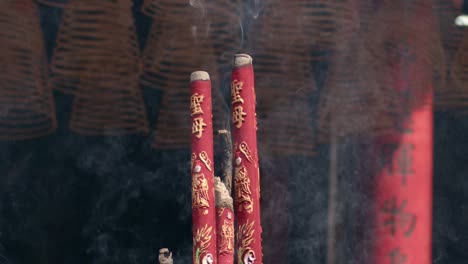 Nahaufnahme-Brennender-Räucherstäbchen-Erfüllt-Die-Luft-An-Einem-Alten-Buddhistischen-Tempel-Der-Jadekaiserpagode-In-Ho-Chi-Minh-Stadt,-Vietnam