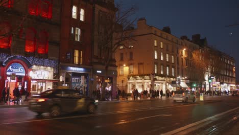 Gente-Caminando-Por-Las-Aceras-De-La-Ciudad-De-Dublín-En-Irlanda