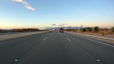 Punto-De-Vista:-Conducir-Cerca-Del-Atardecer-En-Tucson-En-Gold-Links-Road