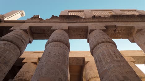 Säulen-Karnak-Luxor-Tempel-Antikes-Ägypten-Hieroglyphen-Blauer-Himmel