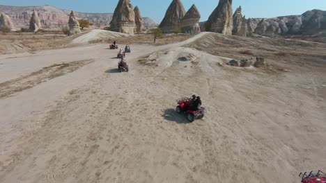 Turistas-En-Vehículos-Todo-Terreno-En-Capadocia,-Turquía---Drone-Fpv