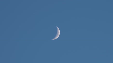 Weitwinkelaufnahme-Des-Himmels-Mit-Einer-Blassen-Zunehmenden-Mondsichel