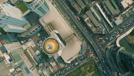 Filmische-Urbane-Drohnenaufnahmen-Einer-Rauchigen-Luftaufnahme,-Die-Während-Der-Brennsaison-über-Wolkenkratzer-Und-Boulevards-Mitten-In-Der-Innenstadt-Von-Bangkok,-Thailand,-Fliegt-Und-Aus-Der-Vogelperspektive-Nach-Unten-Blickt