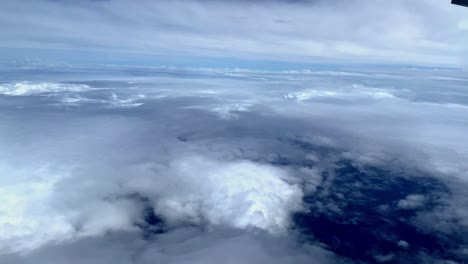 Vista-Amplia-De-Las-Nubes-Desde-Arriba,-Insinuando-La-Tranquilidad-Y-La-Inmensidad-Del-Cielo,-La-Luz-Del-Día