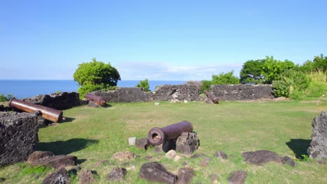 Rostige-Und-Alte-Kanonen-Am-Phare-Du-Vieux-Fort-In-Guadeloupe,-Frankreich