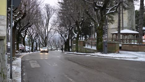 Bäume-Unter-Schnee-Auf-Den-Straßen-Von-Guardiagrele,-Während-Autos-Vorbeifahren,-Abruzzen,-Italien