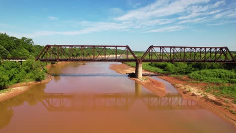 Este-Es-Un-Video-Aéreo-De-Un-Puente-De-Tren-Sobre-El-Río-Rojo-En-Texas.