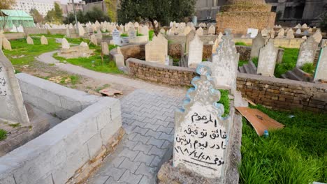 Un-Cementerio-árabe,-Iraquí-Y-Kurdo-En-El-Casco-Antiguo-De-Erbil.