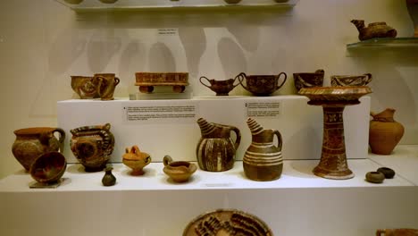 Toma-De-Objetos-Arqueológicos-Griegos-En-Creta,-Exposición-Con-Colección-De-Vasijas-Antiguas-Y-ánforas