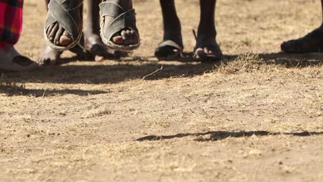 Pies-De-Un-Miembro-De-La-Tribu-Masai-Haciendo-La-Danza-Del-Salto-En-Masai-Mara,-Kenia