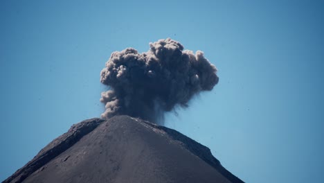 Primer-Plano-De-La-Explosiva-Erupción-Del-Volcán-De-Fuego:-Rocas,-Nubes-De-Ceniza-Y-Bombas-De-Lava-Crean-Un-Espectáculo-Dramático